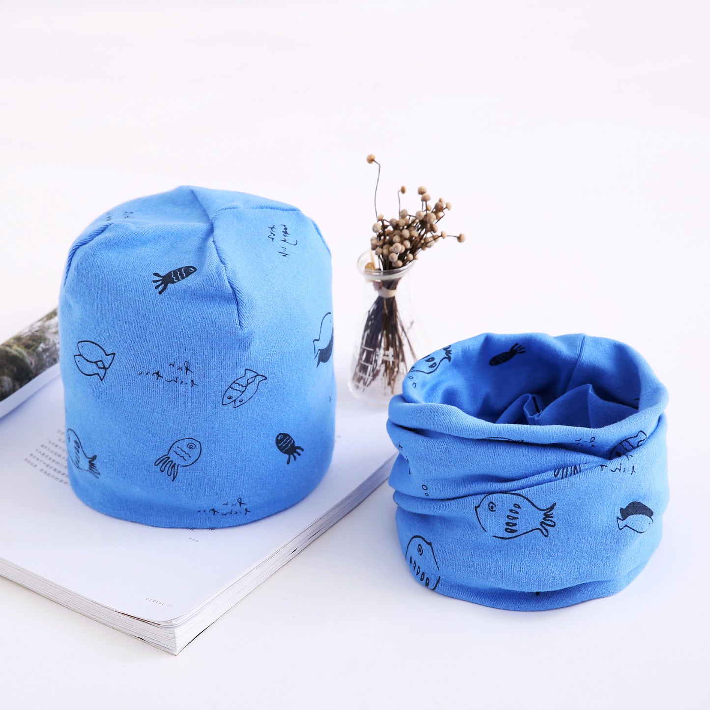Oluuu. Neuheit Herbst- und Winterset – Baby Baumwoll-Bandana mit Mütze im Zwei-Teiler-Set, Kinder-Accessoires im Großhandel, Kleine Fische