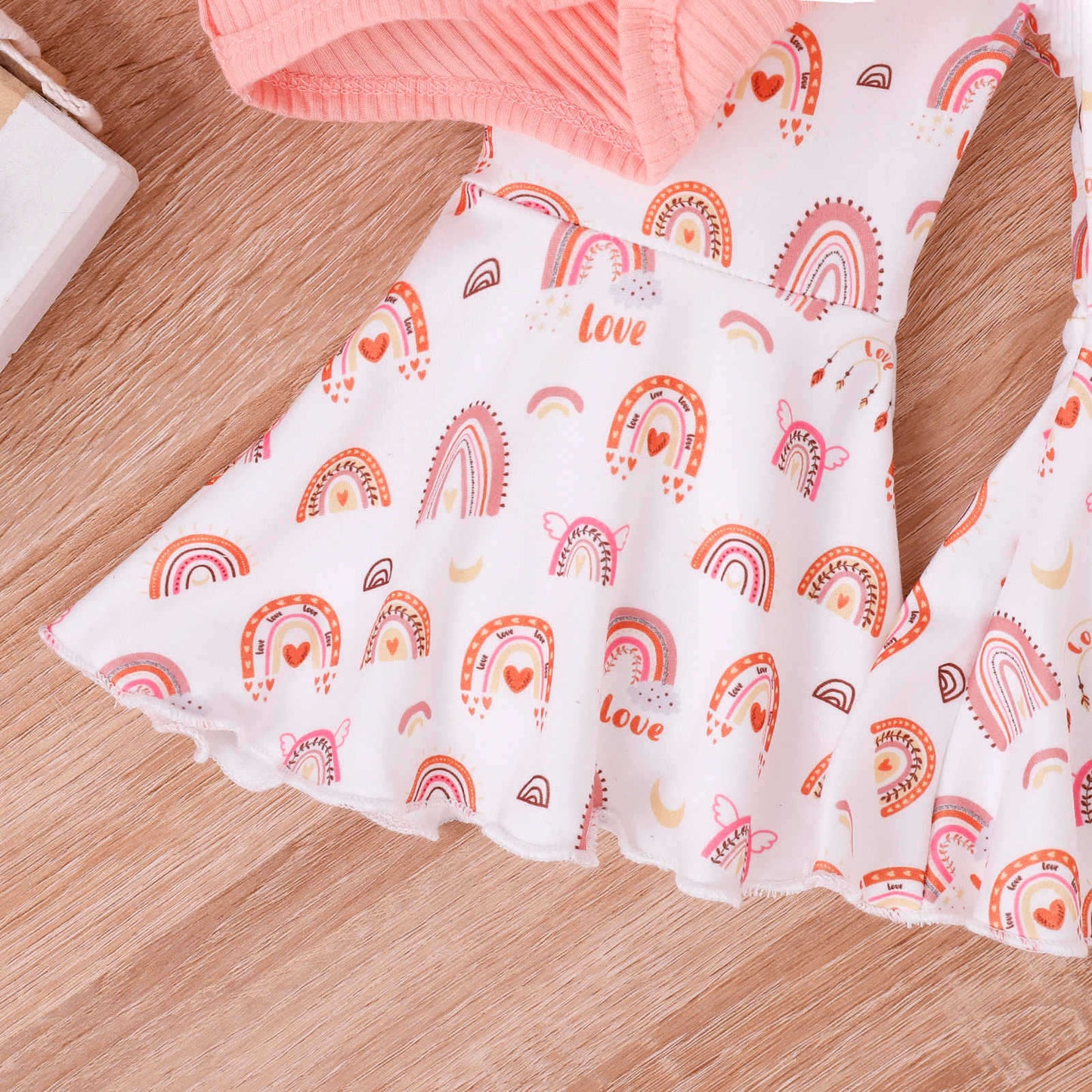 Oluuu. Baby Mädchen Sommer Outfit mit Schleifen-Trägern, V-Ausschnitt, Kurzarm-Einteiler und bedruckten Glocken-Jeans