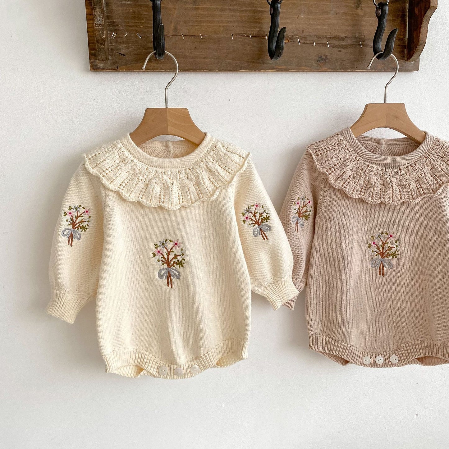 Oluuu. Baby Strick-Jumpsuit mit Lotus-Kragen – Langarm für Mädchen