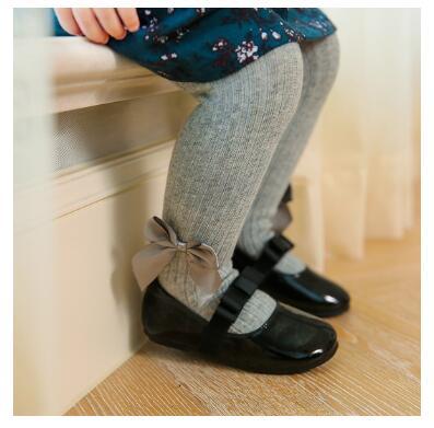 Oluuu. Kinder Socken mit einfarbiger Schleife