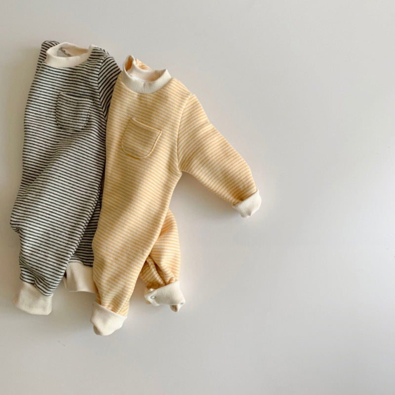 Oluuu. Gestreifter Baby Jumpsuit für draußen
