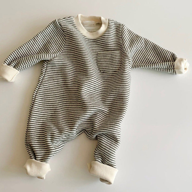 Oluuu. Gestreifter Baby Jumpsuit für draußen