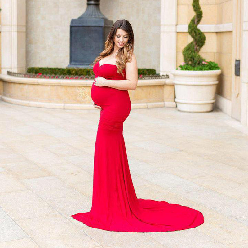 Oluuu. Wunderschönes Kleid für Schwangere, ärmellos mit tiefem Ausschnitt und Schleppe