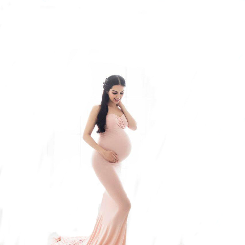 Oluuu. Wunderschönes Kleid für Schwangere, ärmellos mit tiefem Ausschnitt und Schleppe