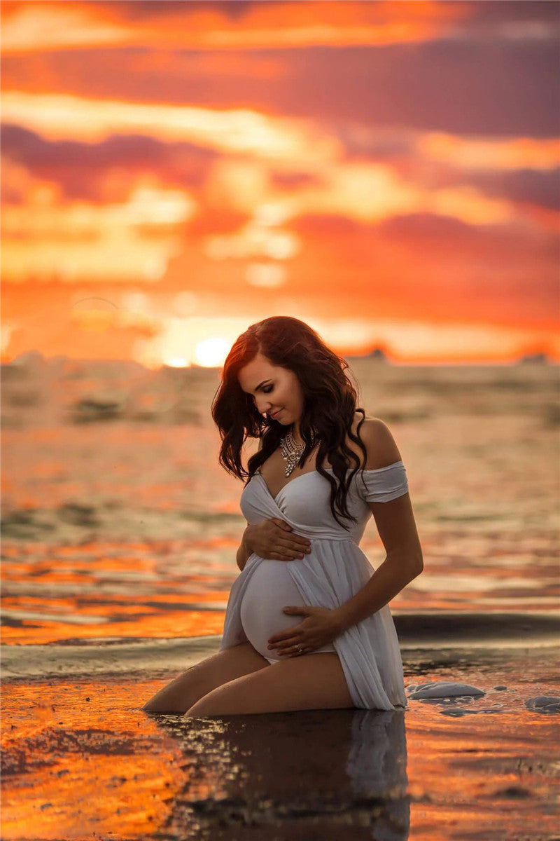 Oluuu. Schwangerschafts-Fotoshooting mit langem Kleid und fließendem Schleppe