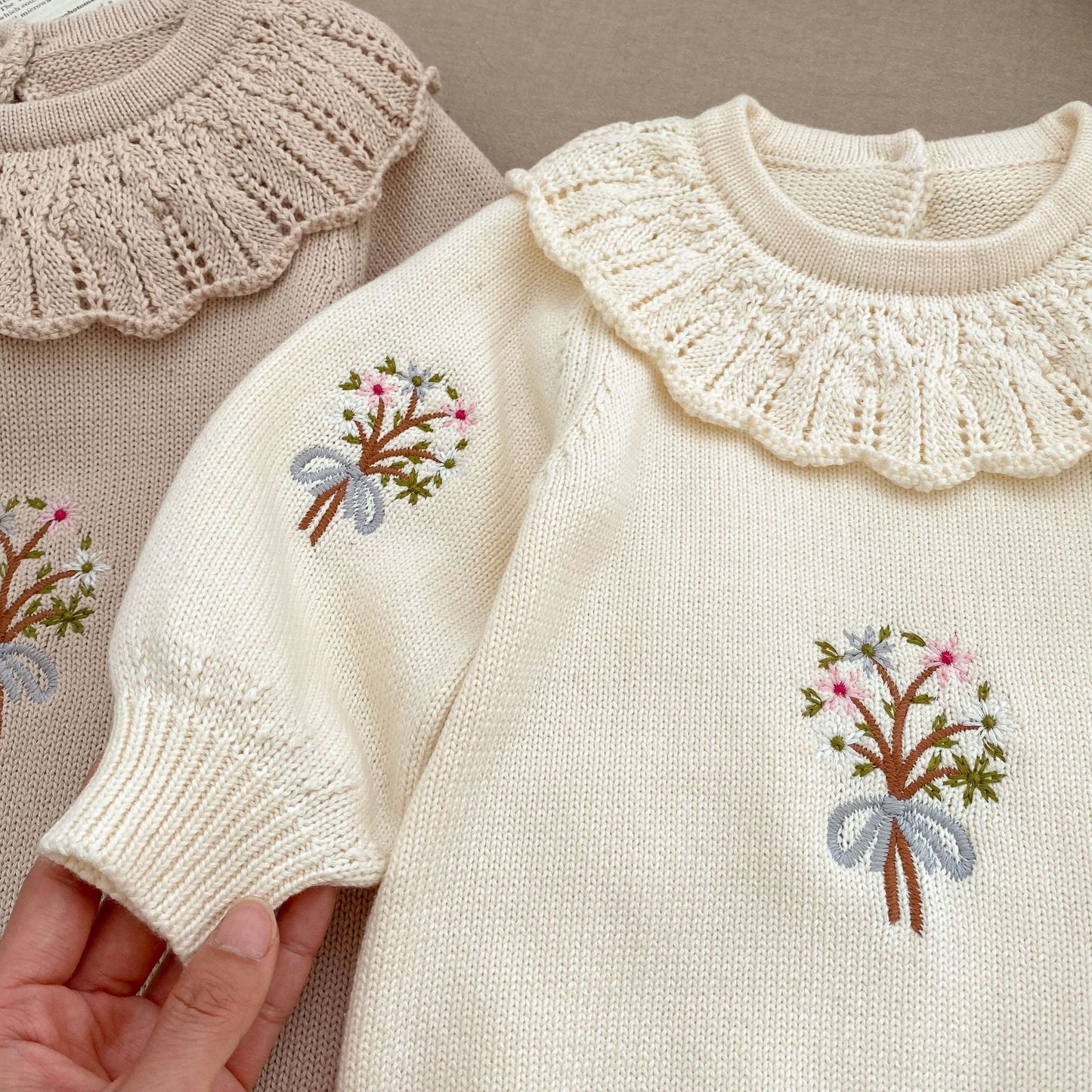 Oluuu. Baby Strick-Jumpsuit mit Lotus-Kragen – Langarm für Mädchen