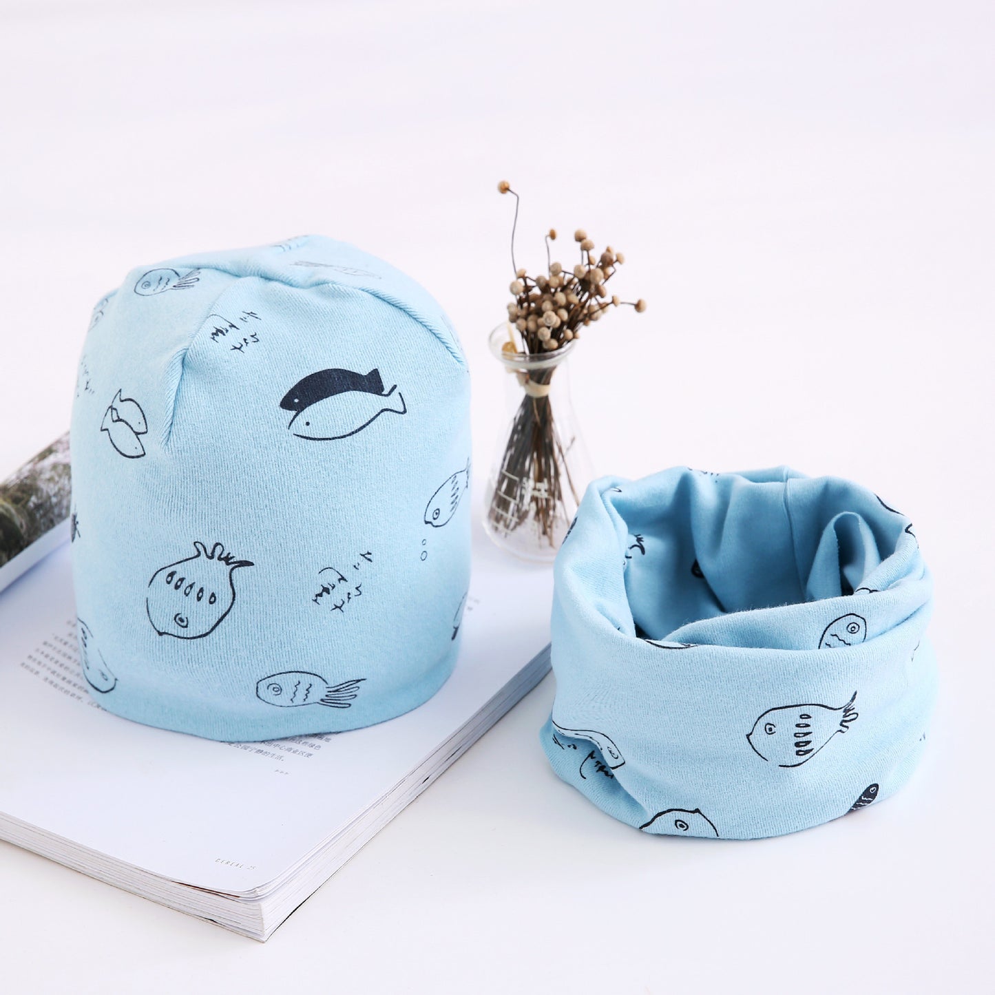 Oluuu. Neuheit Herbst- und Winterset – Baby Baumwoll-Bandana mit Mütze im Zwei-Teiler-Set, Kinder-Accessoires im Großhandel, Kleine Fische