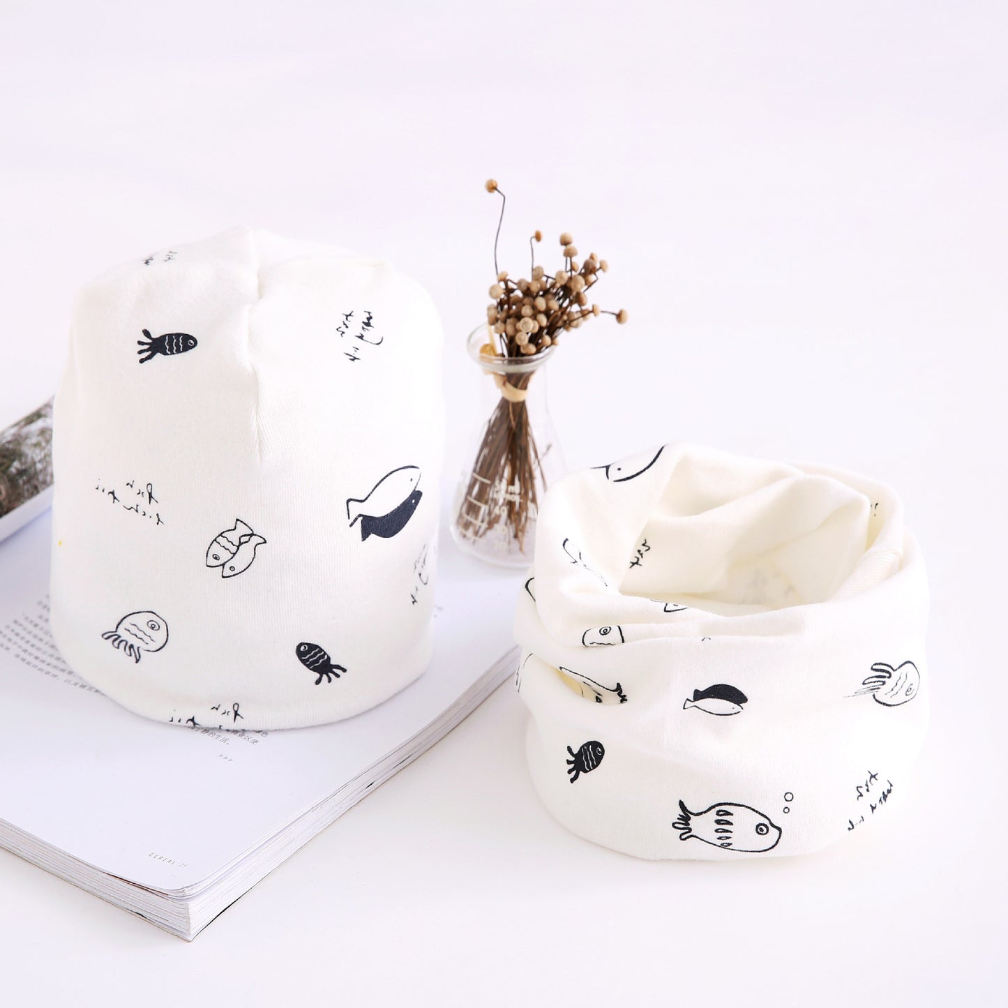 Oluuu. Neuheit Herbst- und Winterset – Baby Baumwoll-Bandana mit Mütze im Zwei-Teiler-Set, Kinder-Accessoires im Großhandel, Kleine Fische