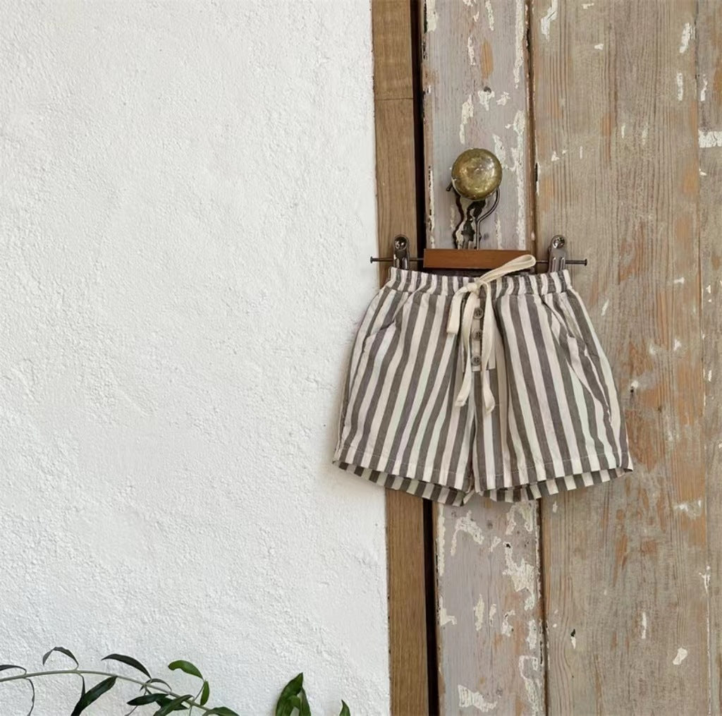 Oluuu. Baby Shorts aus dünnem Baumwollstoff – Karo-Streifen