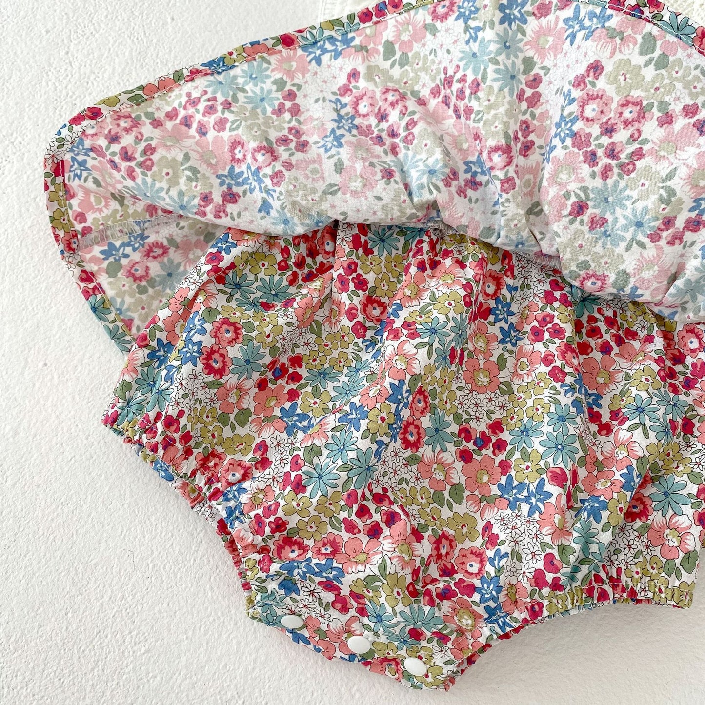 Oluuu. Baby Romper mit Volantärmeln und Hosenträgern Zwei-Teiler, mit Unterwäscheabdeckung