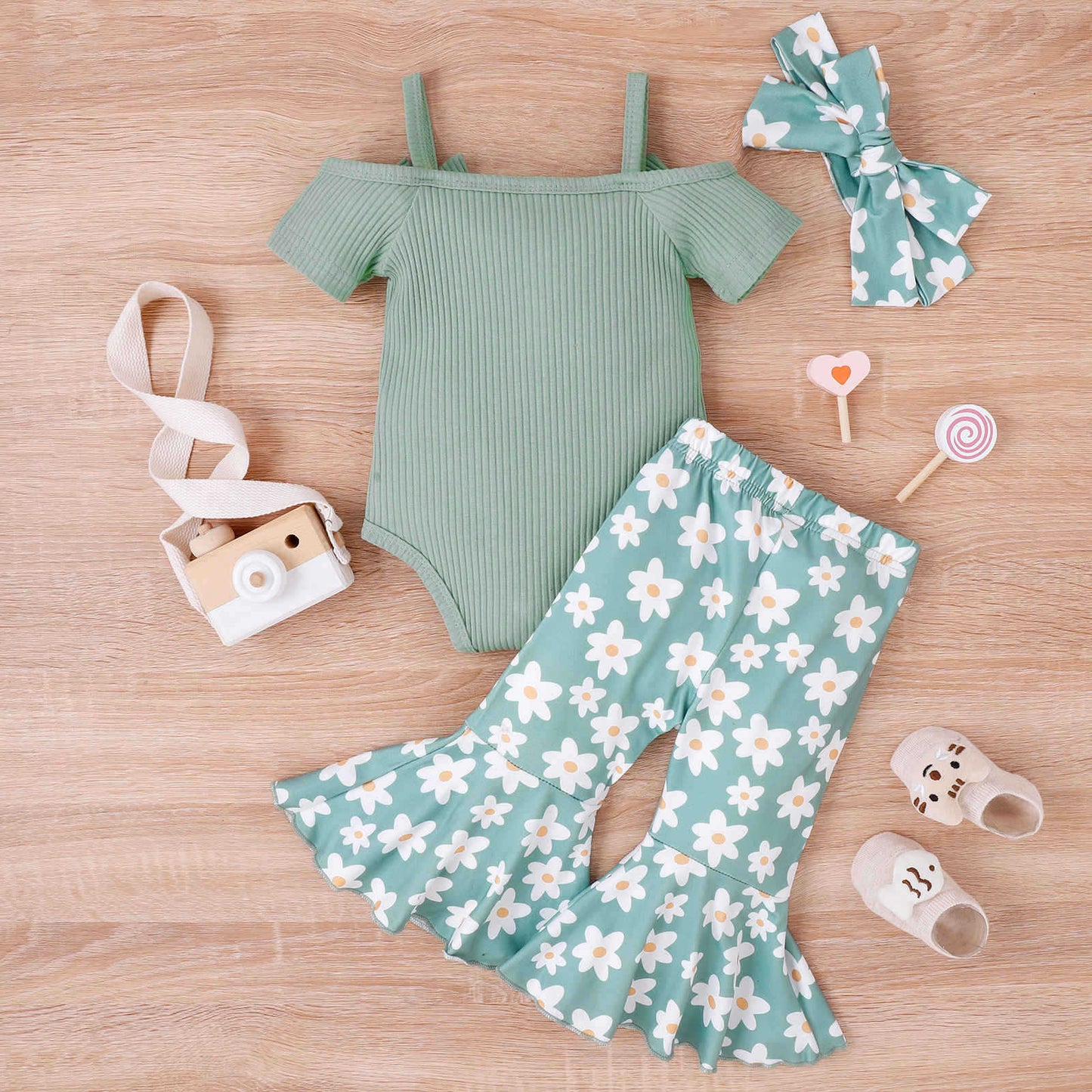 Oluuu. Baby Mädchen Sommer Outfit mit Schleifen-Trägern, V-Ausschnitt, Kurzarm-Einteiler und bedruckten Glocken-Jeans