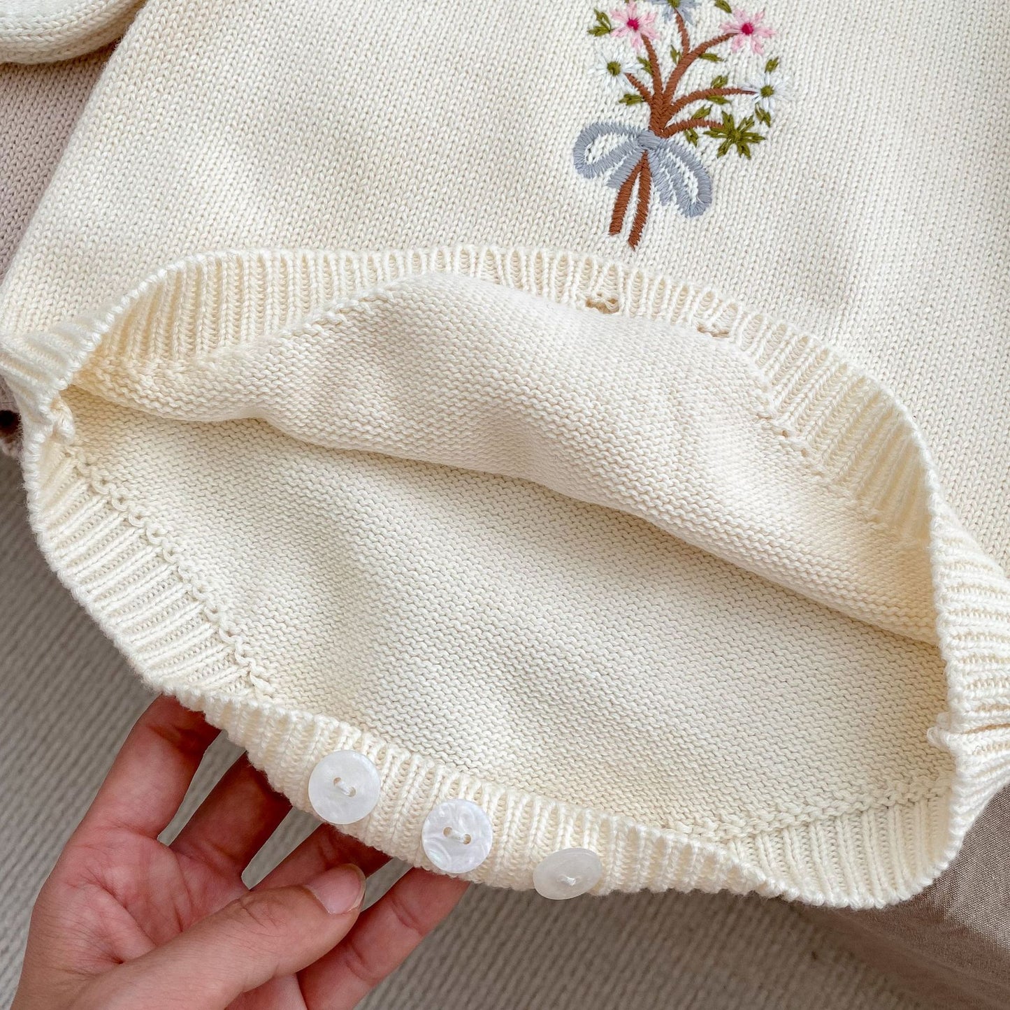 Oluuu. Baby Strick-Jumpsuit mit Lotus-Kragen – Langarm für Mädchen