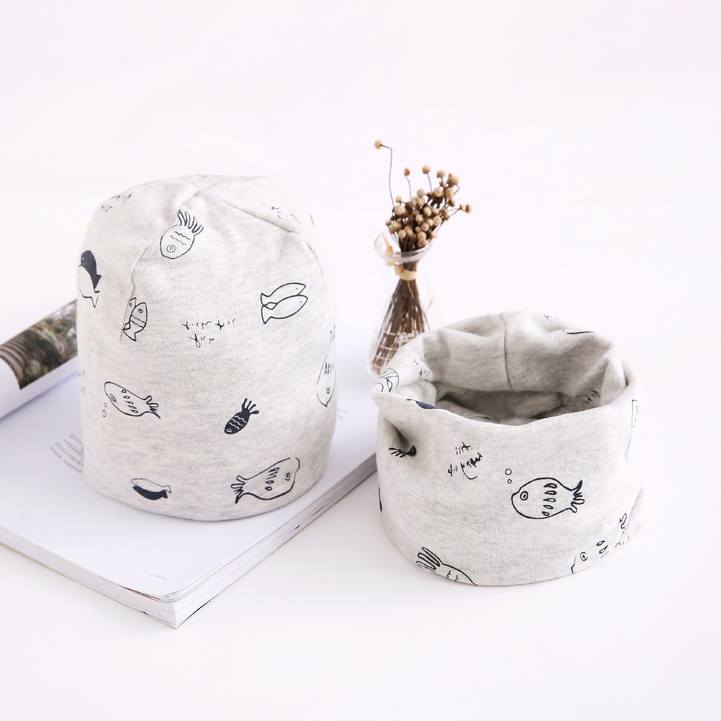 Oluuu. Neuheit Herbst- und Winterset – Baby Baumwoll-Bandana mit Mütze im Zwei-Teiler-Set, Kinder-Accessoires im Großhandel, Kleine Fische
