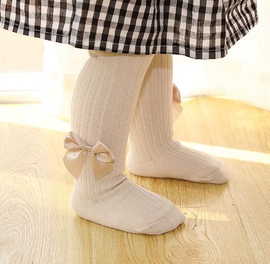 Oluuu. Kinder Socken mit einfarbiger Schleife