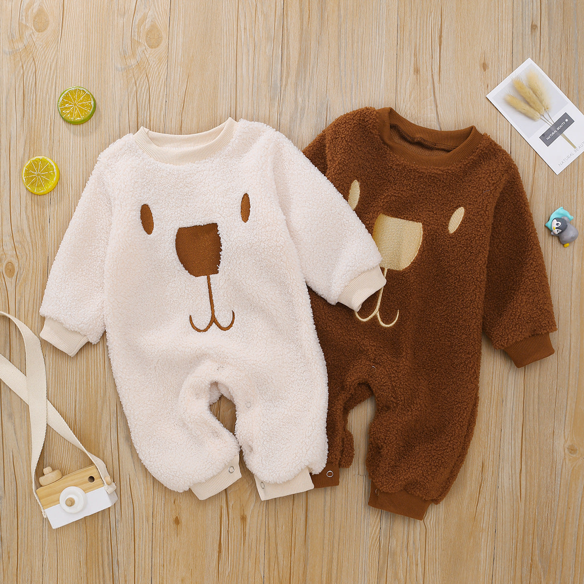 Oluuu. Kuscheliger Zweifarbiger Baby-Strampler mit Bären-Print in Braun und Weiß