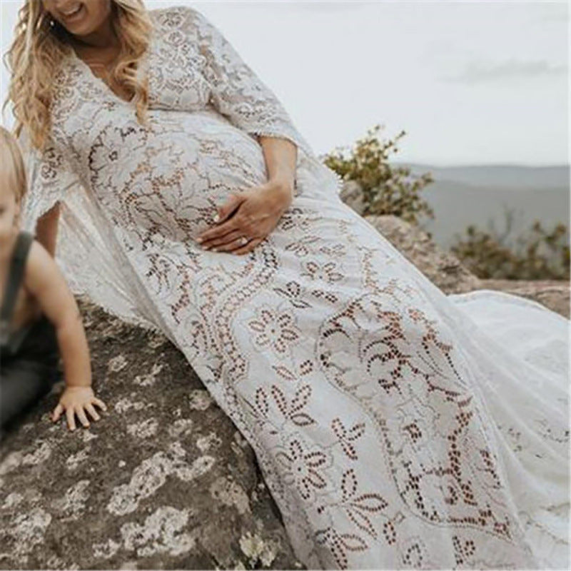 Oluuu. Schwangerschafts-Lace Kleid mit weitem, flauschigem Saum