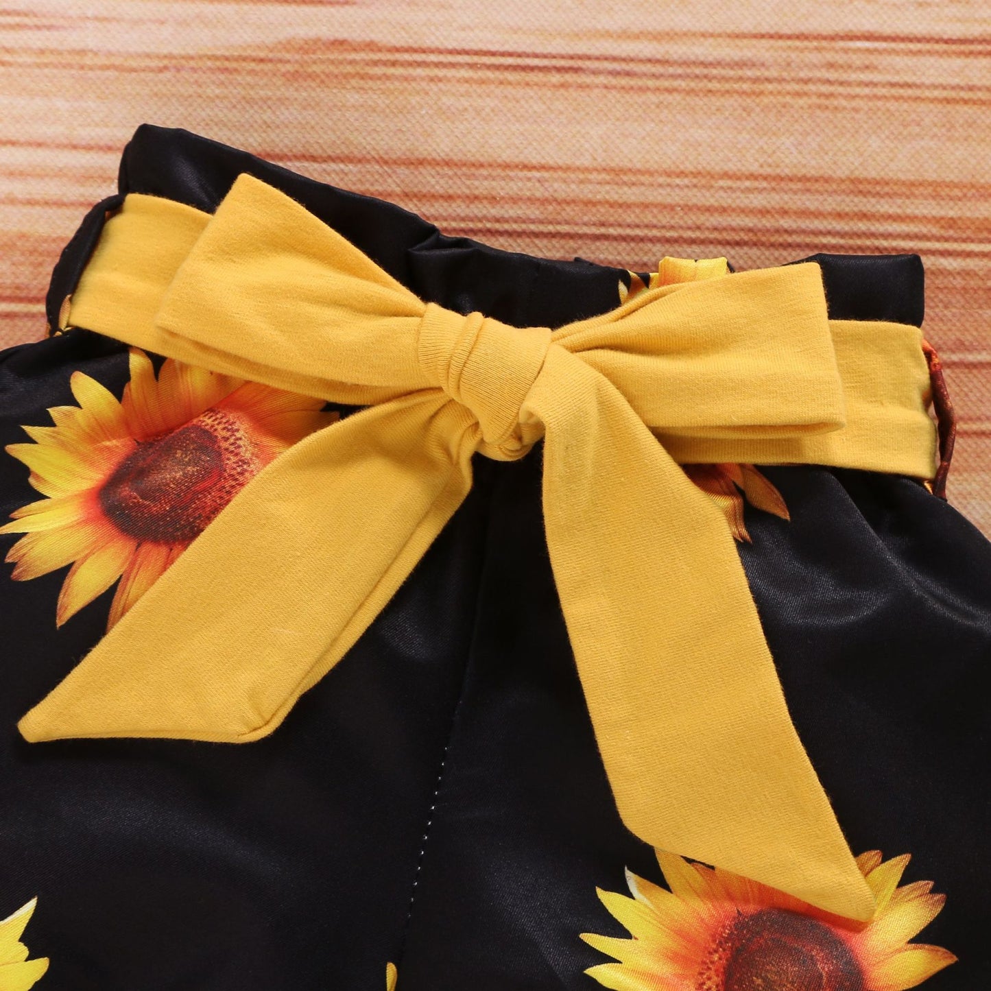 Oluuu. Niedliches Baby Drei-Teile-Set: Kurzarm-Shirt mit Buchstaben, Sonnenblumen-Shorts und Jacke