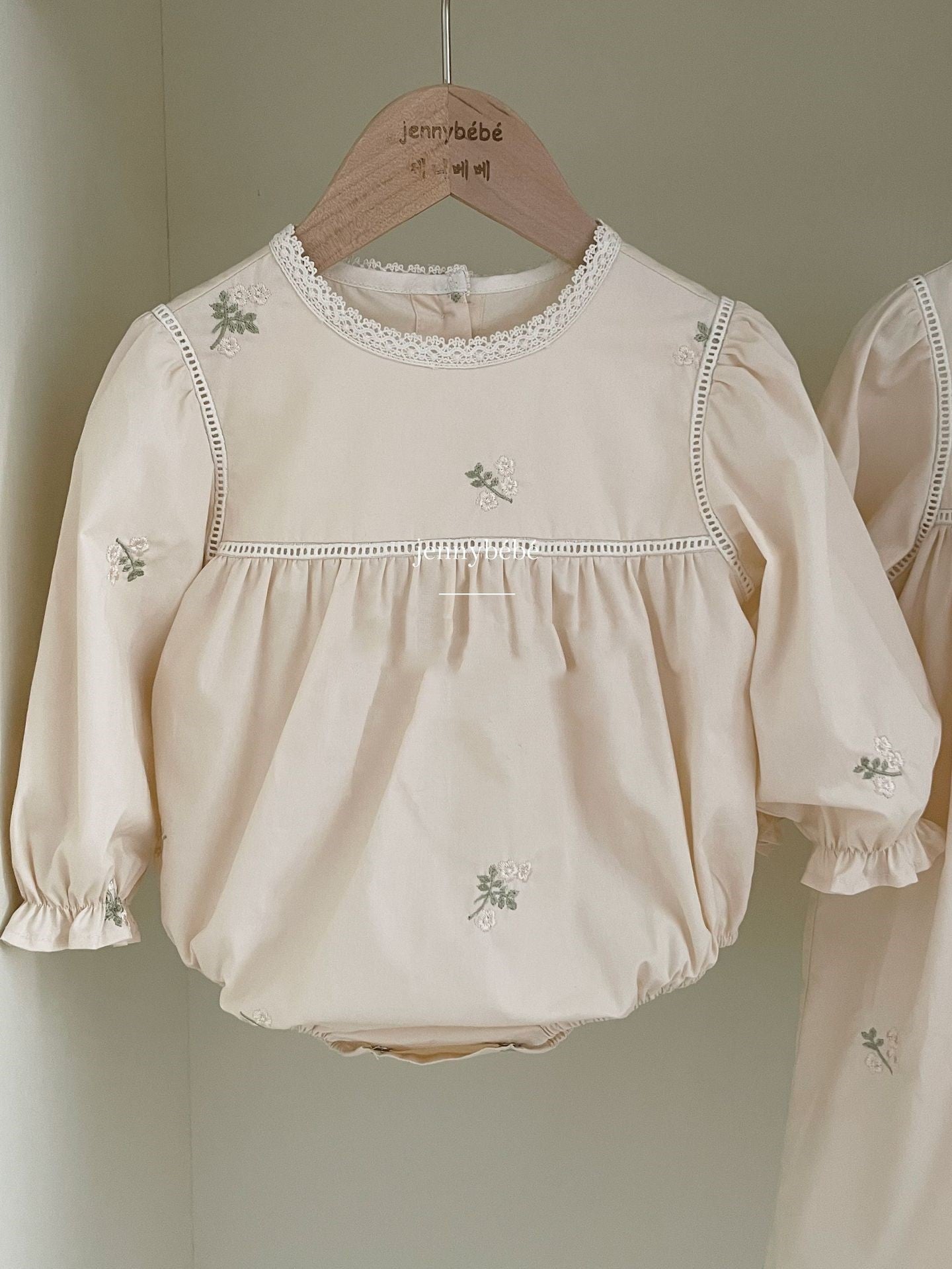 Oluuu. Baby Kletteranzug mit Stickerei – Romper für Mädchen