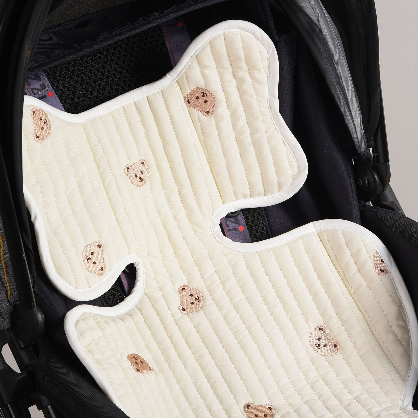 Oluuu. Babywagen-Sitzkissen aus dünnem, atmungsaktivem Baumwollstoff – Mit feiner Stickerei