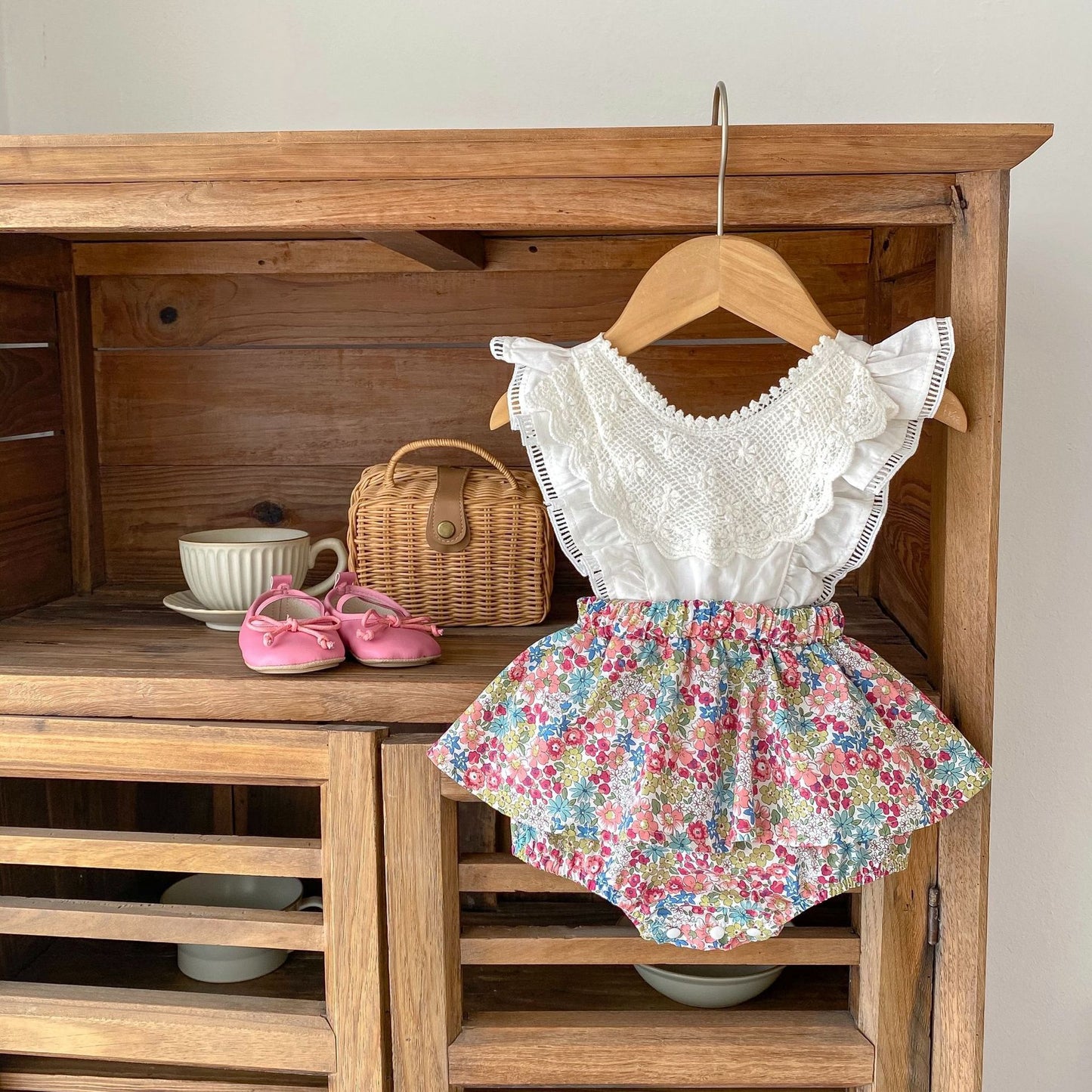 Oluuu. Baby Romper mit Volantärmeln und Hosenträgern Zwei-Teiler, mit Unterwäscheabdeckung
