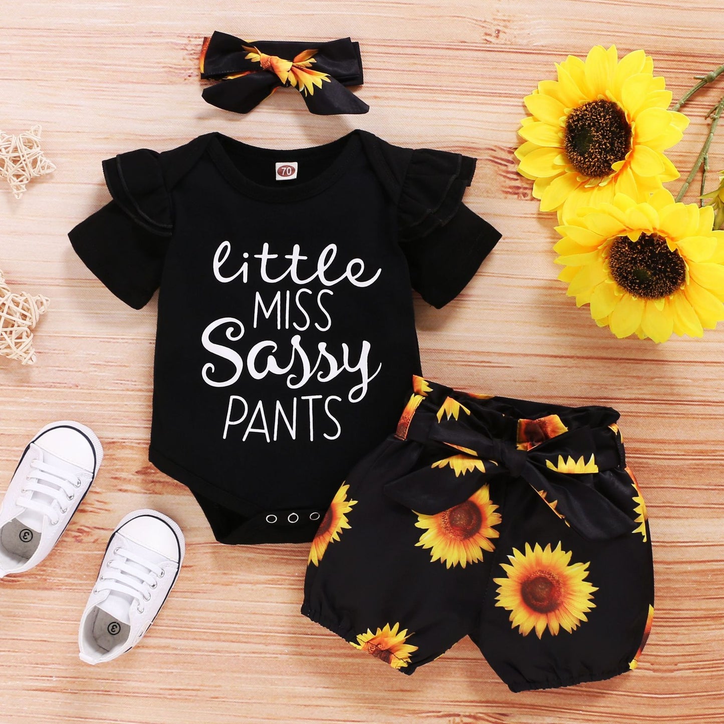 Oluuu. Niedliches Baby Drei-Teile-Set: Kurzarm-Shirt mit Buchstaben, Sonnenblumen-Shorts und Jacke