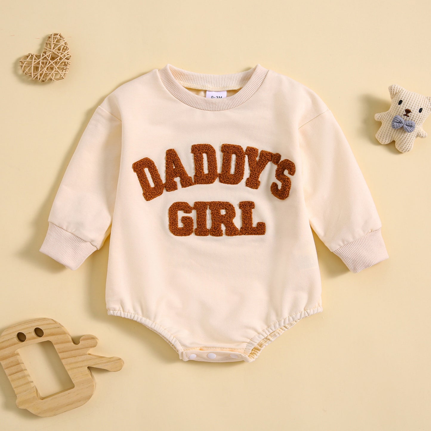 Oluuu. Jungen und Mädchen Langarm-Jumpsuit mit Rundhalsausschnitt, Buchstaben-Print und Blumen-Dreieck