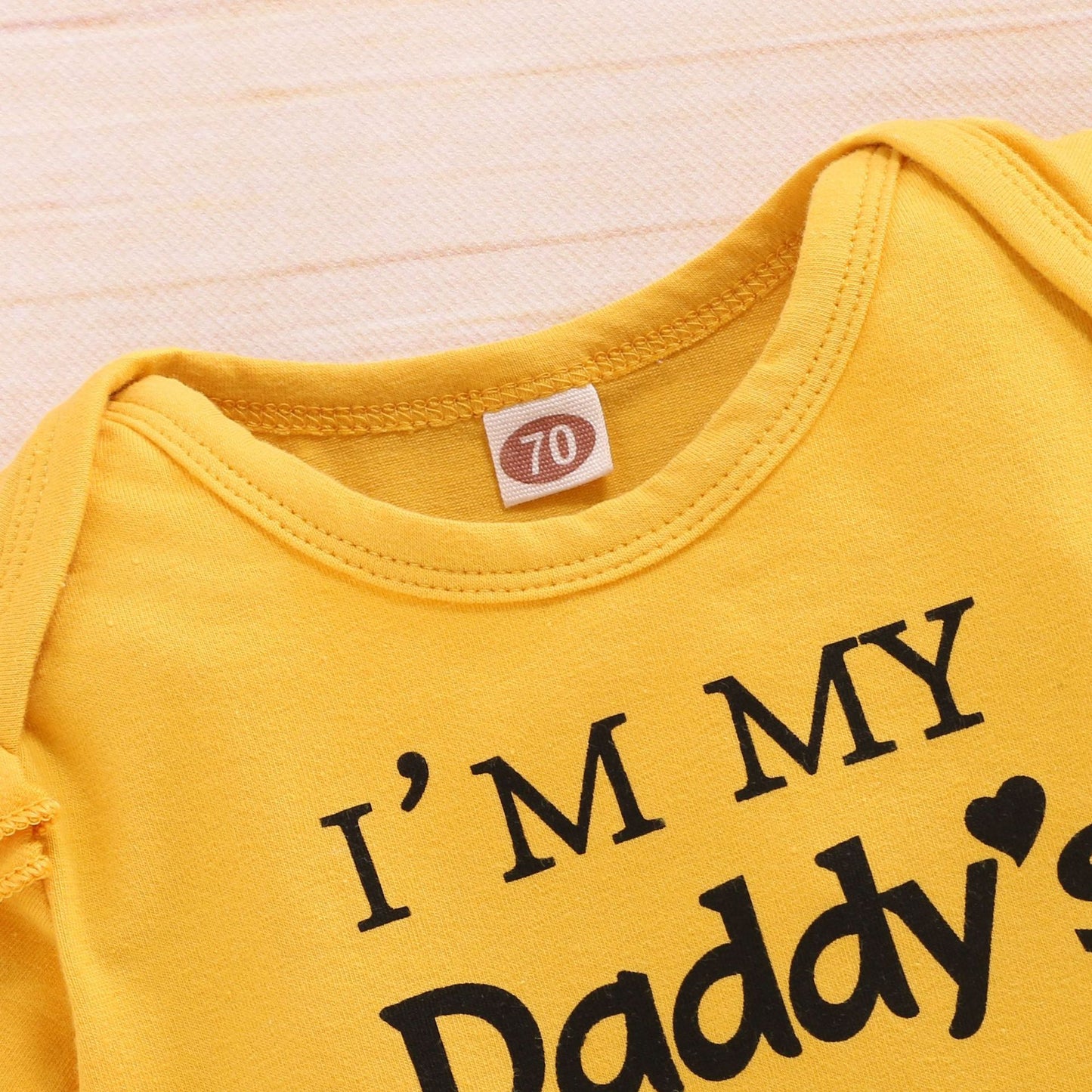 Oluuu. Niedliches Baby Drei-Teile-Set: Kurzarm-Shirt mit Buchstaben, Sonnenblumen-Shorts und Jacke