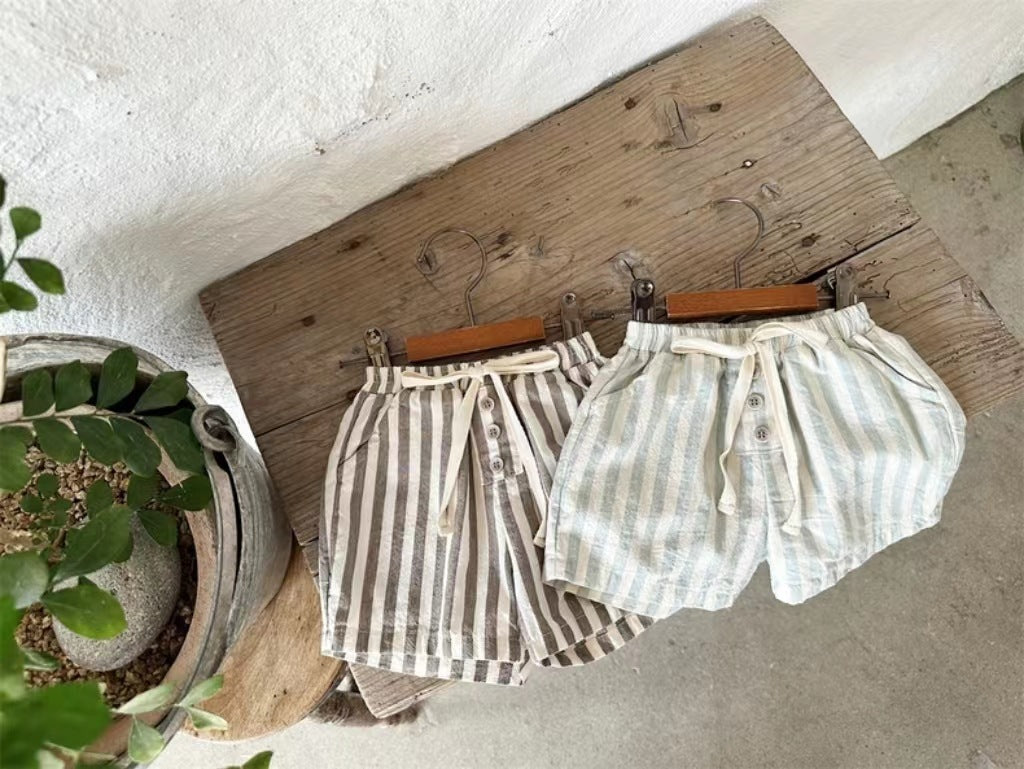Oluuu. Baby Shorts aus dünnem Baumwollstoff – Karo-Streifen