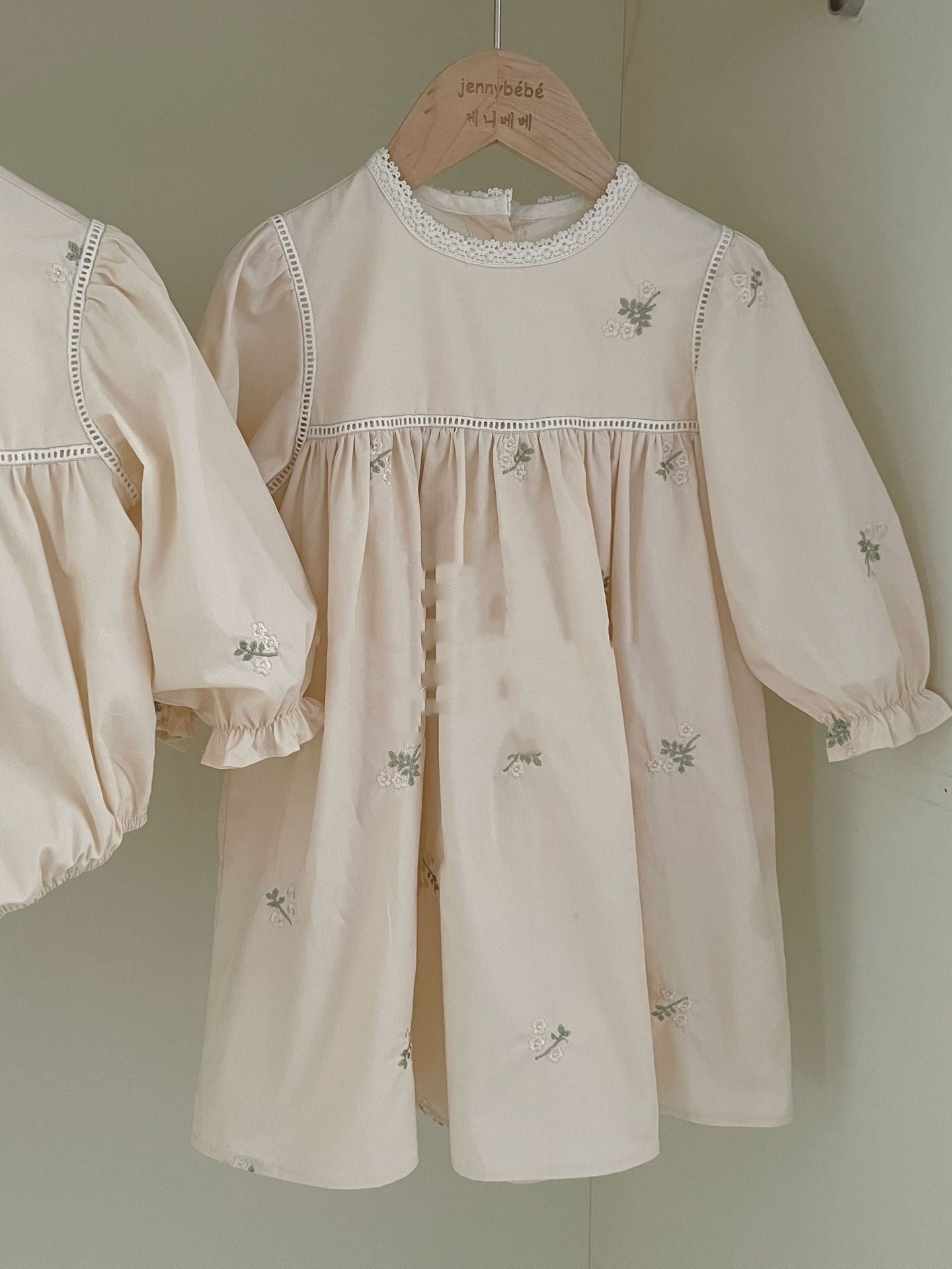 Oluuu. Baby Kletteranzug mit Stickerei – Romper für Mädchen