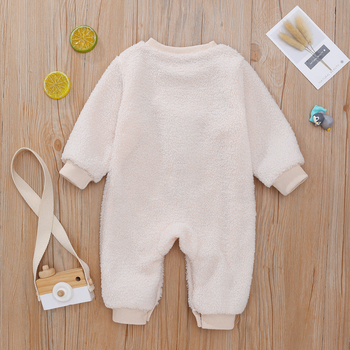 Oluuu. Kuscheliger Zweifarbiger Baby-Strampler mit Bären-Print in Braun und Weiß