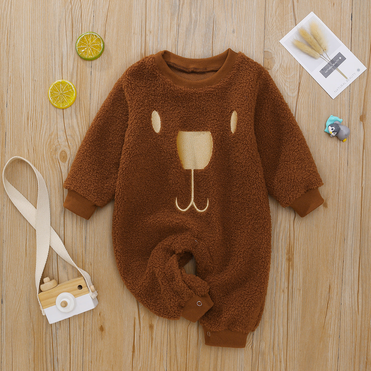 Oluuu. Kuscheliger Zweifarbiger Baby-Strampler mit Bären-Print in Braun und Weiß