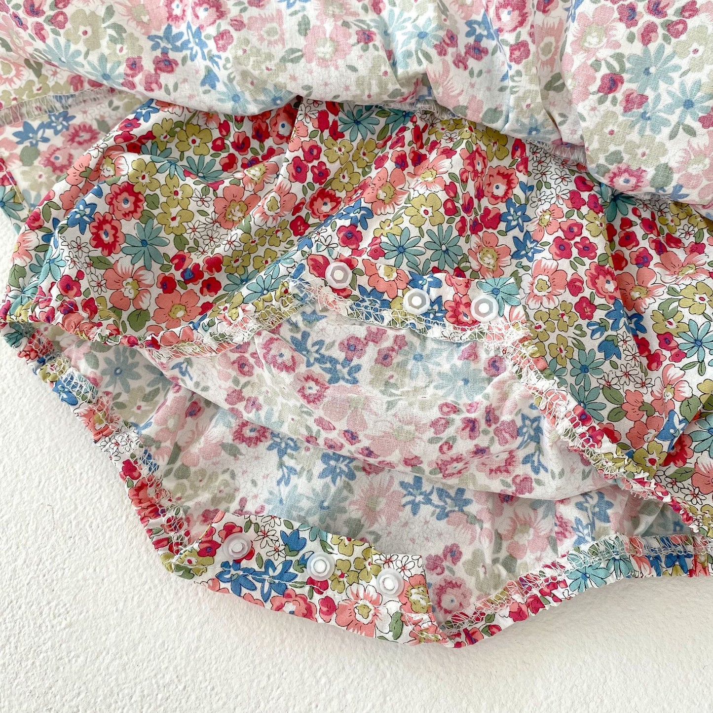 Oluuu. Baby Romper mit Volantärmeln und Hosenträgern Zwei-Teiler, mit Unterwäscheabdeckung