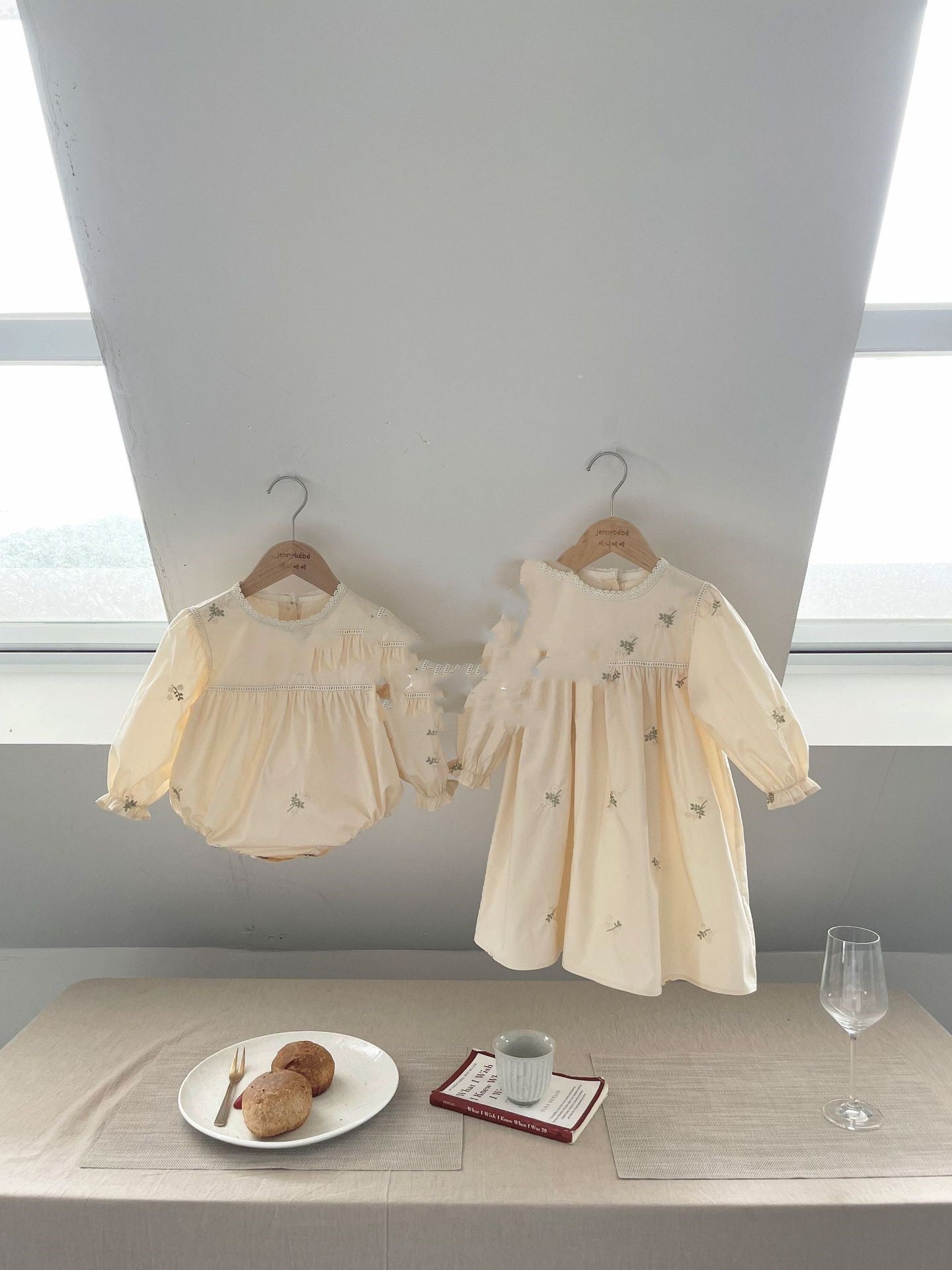 Oluuu. Baby Kletteranzug mit Stickerei – Romper für Mädchen