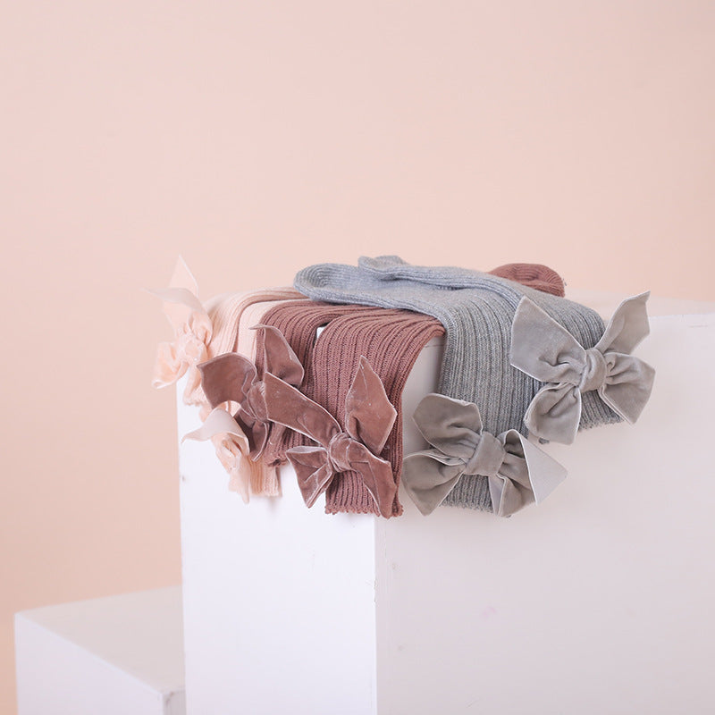 Oluuu. Baby Wollsocken mit Schleifen-Design