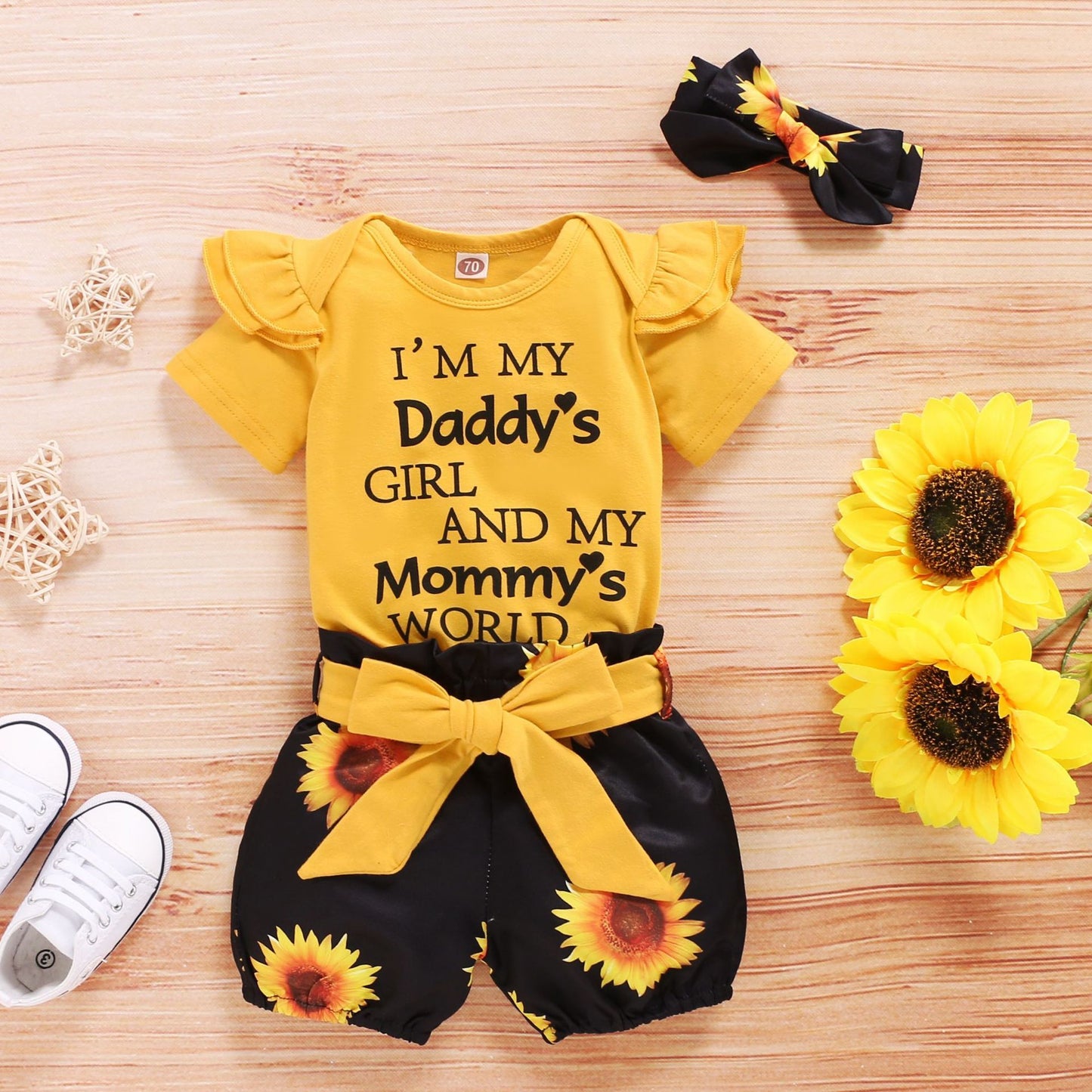Oluuu. Niedliches Baby Drei-Teile-Set: Kurzarm-Shirt mit Buchstaben, Sonnenblumen-Shorts und Jacke