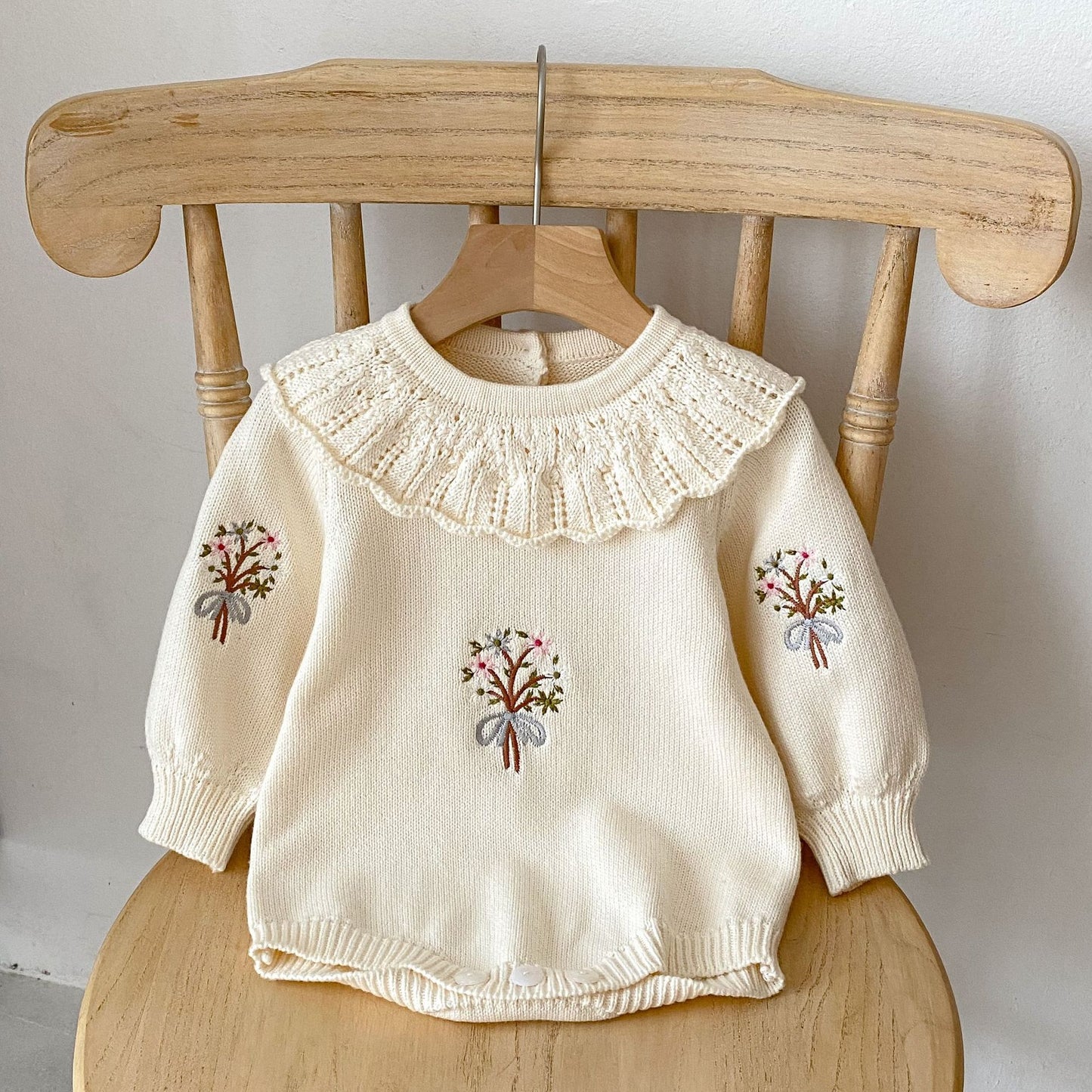 Oluuu. Baby Strick-Jumpsuit mit Lotus-Kragen – Langarm für Mädchen