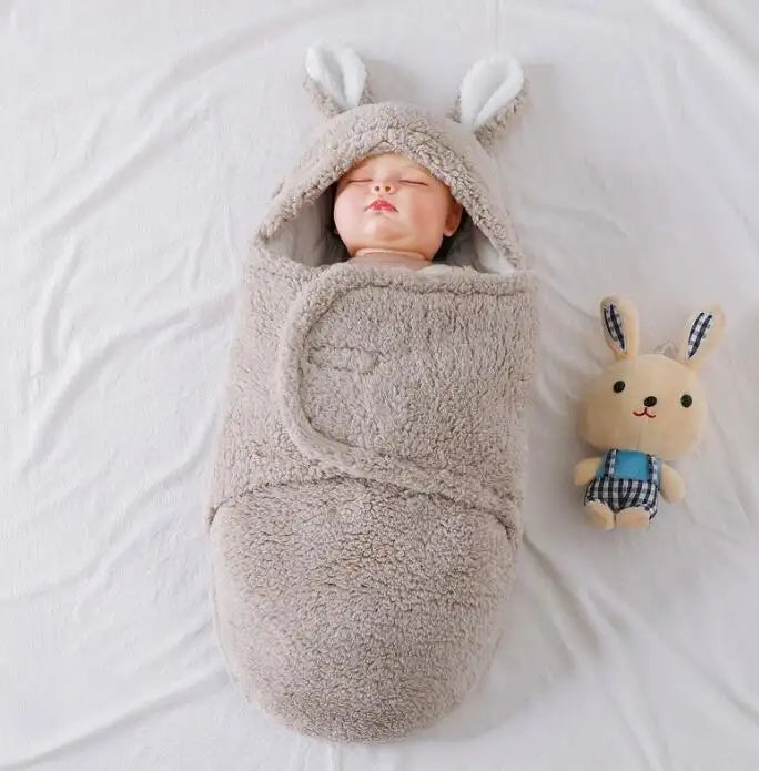 Oluuu. Superweicher Baby-Schlafsack aus flauschigem Fleece – Unisex Neugeborenen-Wickel mit Kopfstütze und -schutz, tragbarer Schlafsack für Jungen und Mädchen