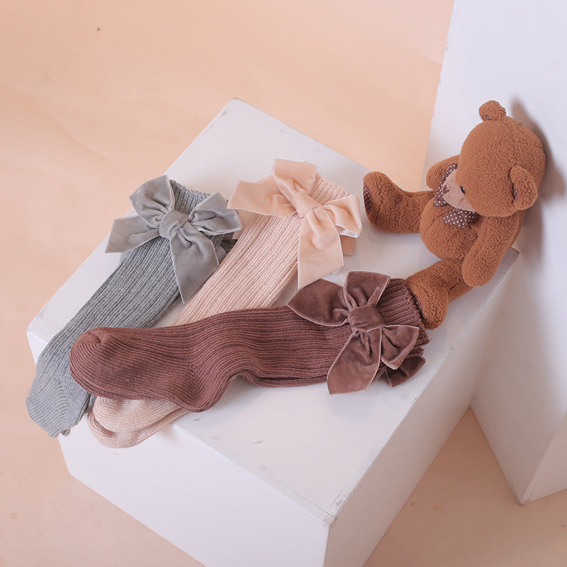 Oluuu. Baby Wollsocken mit Schleifen-Design