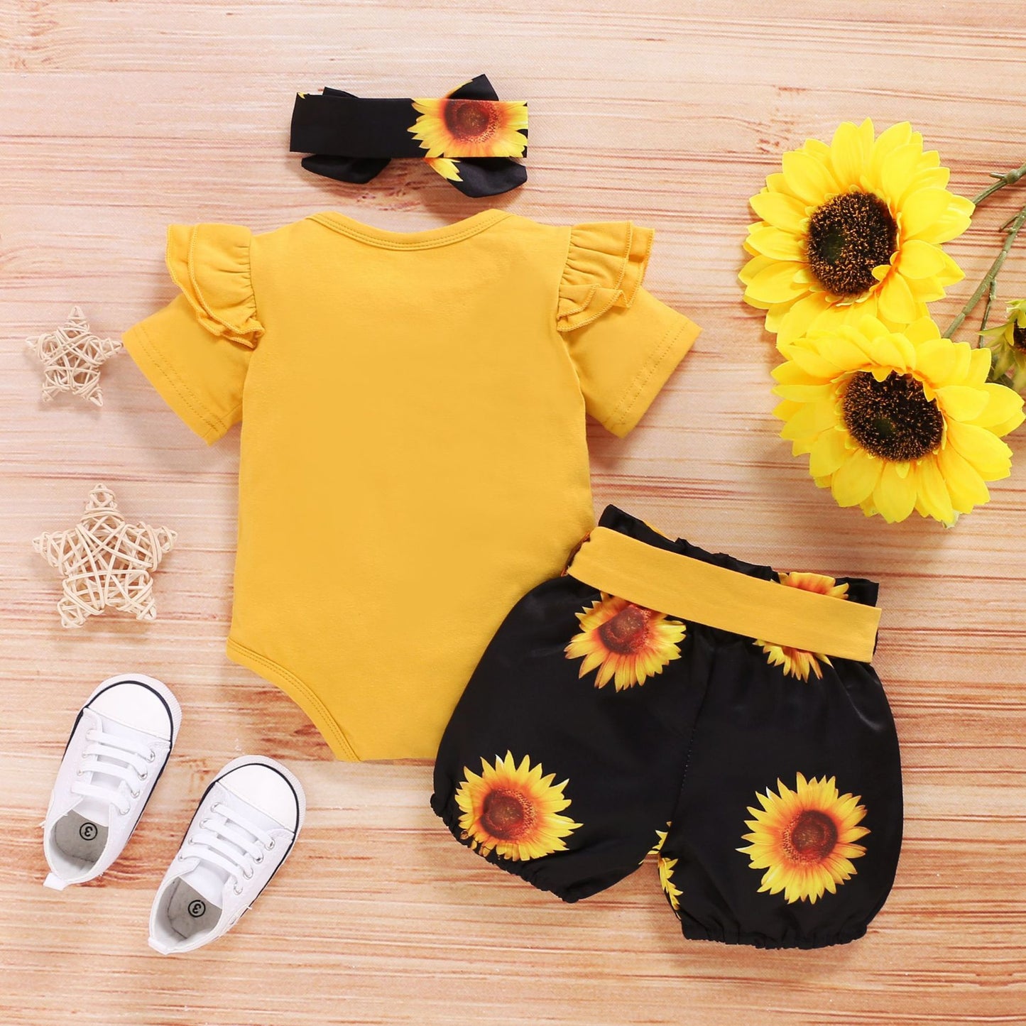 Oluuu. Niedliches Baby Drei-Teile-Set: Kurzarm-Shirt mit Buchstaben, Sonnenblumen-Shorts und Jacke