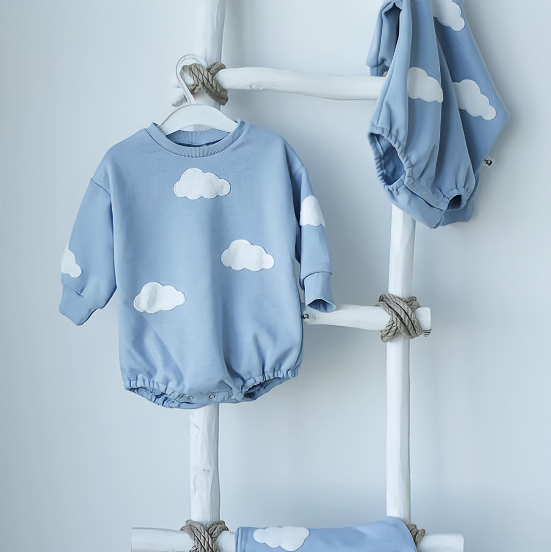 Oluuu. Neugeborenen Strampler – 3D Wolken Design