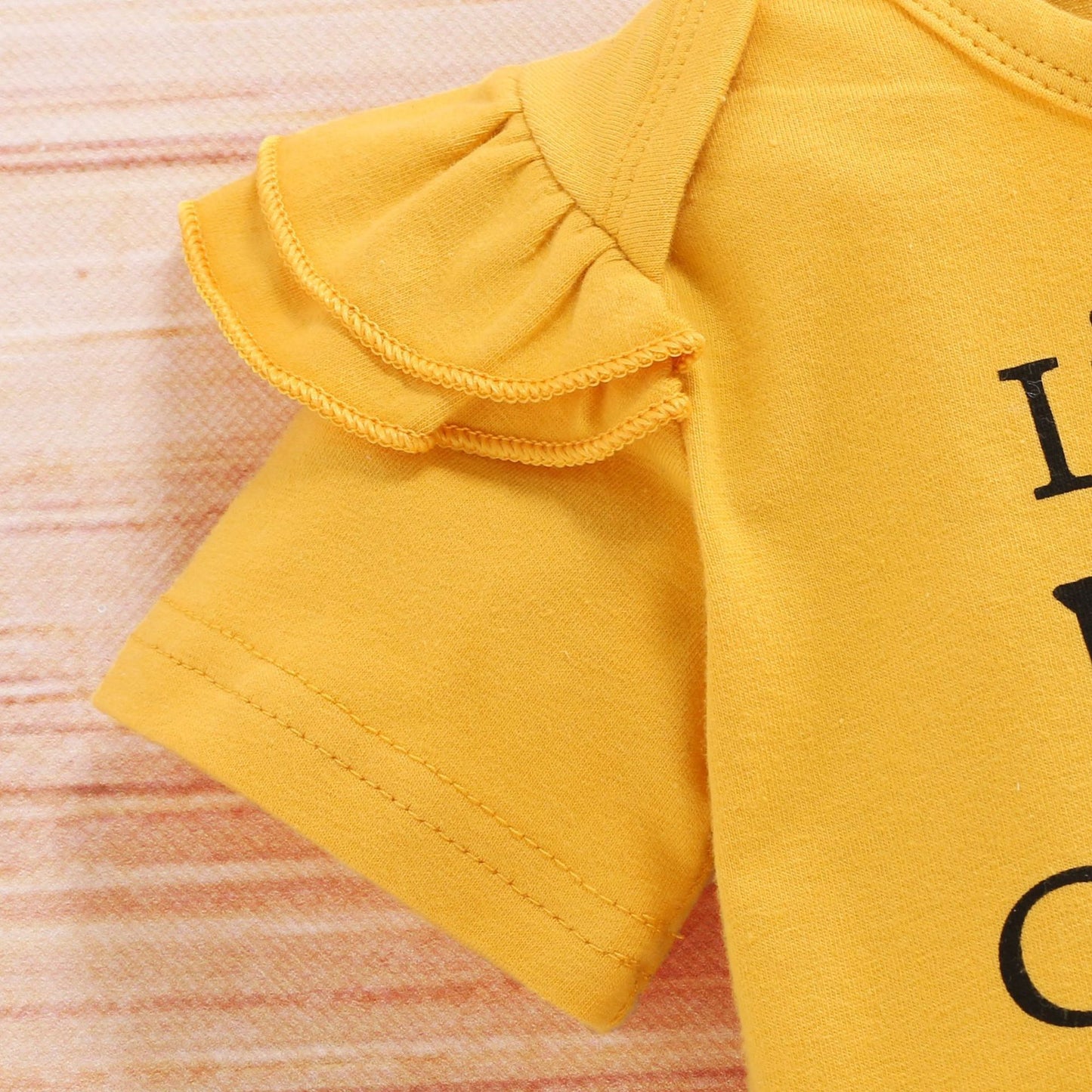 Oluuu. Niedliches Baby Drei-Teile-Set: Kurzarm-Shirt mit Buchstaben, Sonnenblumen-Shorts und Jacke