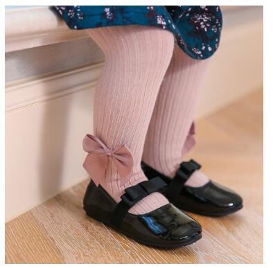 Oluuu. Kinder Socken mit einfarbiger Schleife