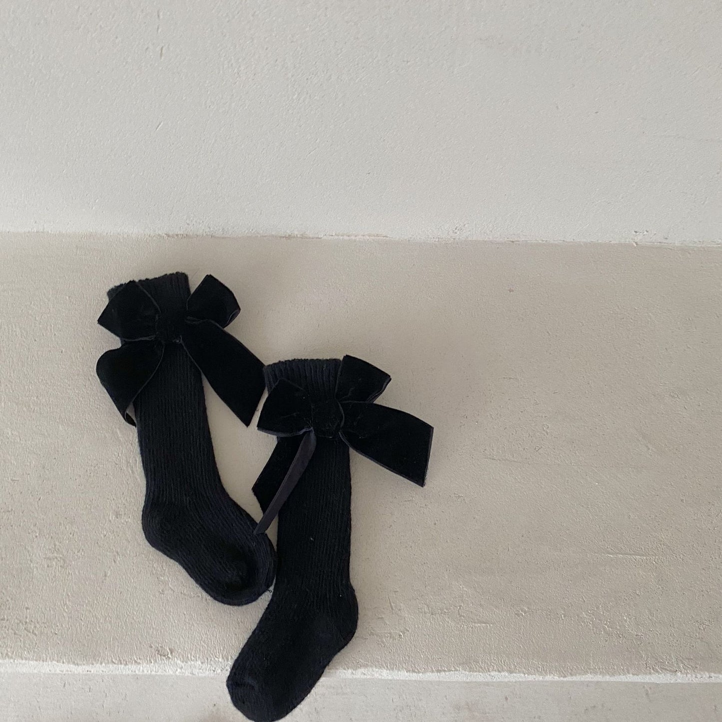 Oluuu. Baby Wollsocken mit Schleifen-Design