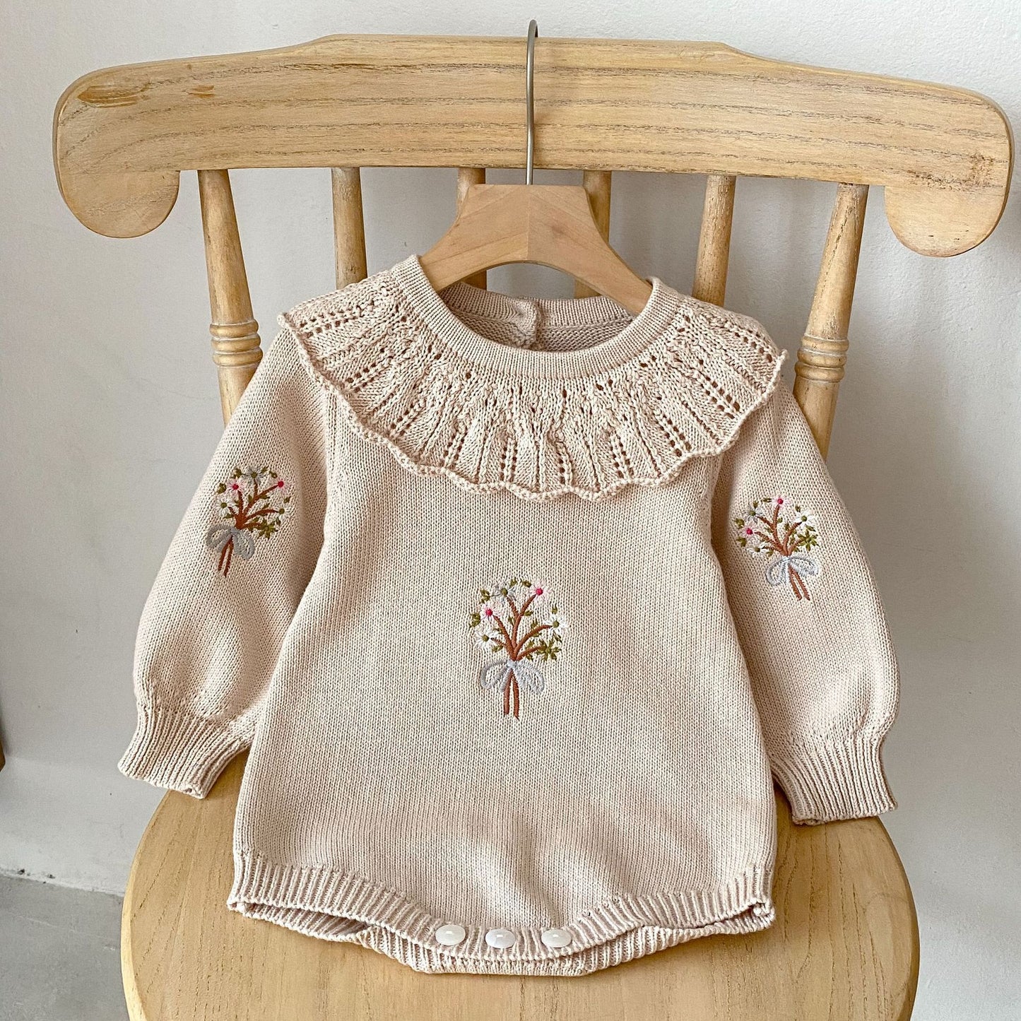 Oluuu. Baby Strick-Jumpsuit mit Lotus-Kragen – Langarm für Mädchen
