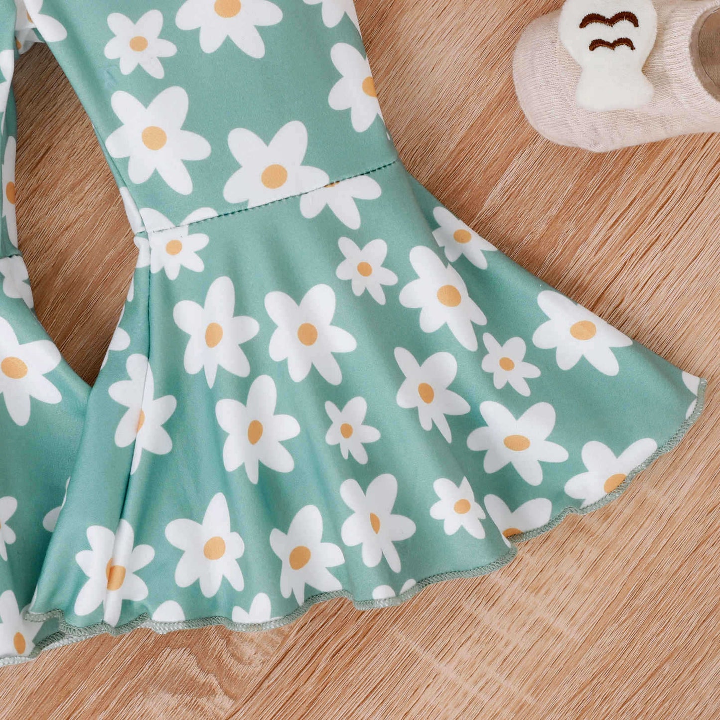 Oluuu. Baby Mädchen Sommer Outfit mit Schleifen-Trägern, V-Ausschnitt, Kurzarm-Einteiler und bedruckten Glocken-Jeans