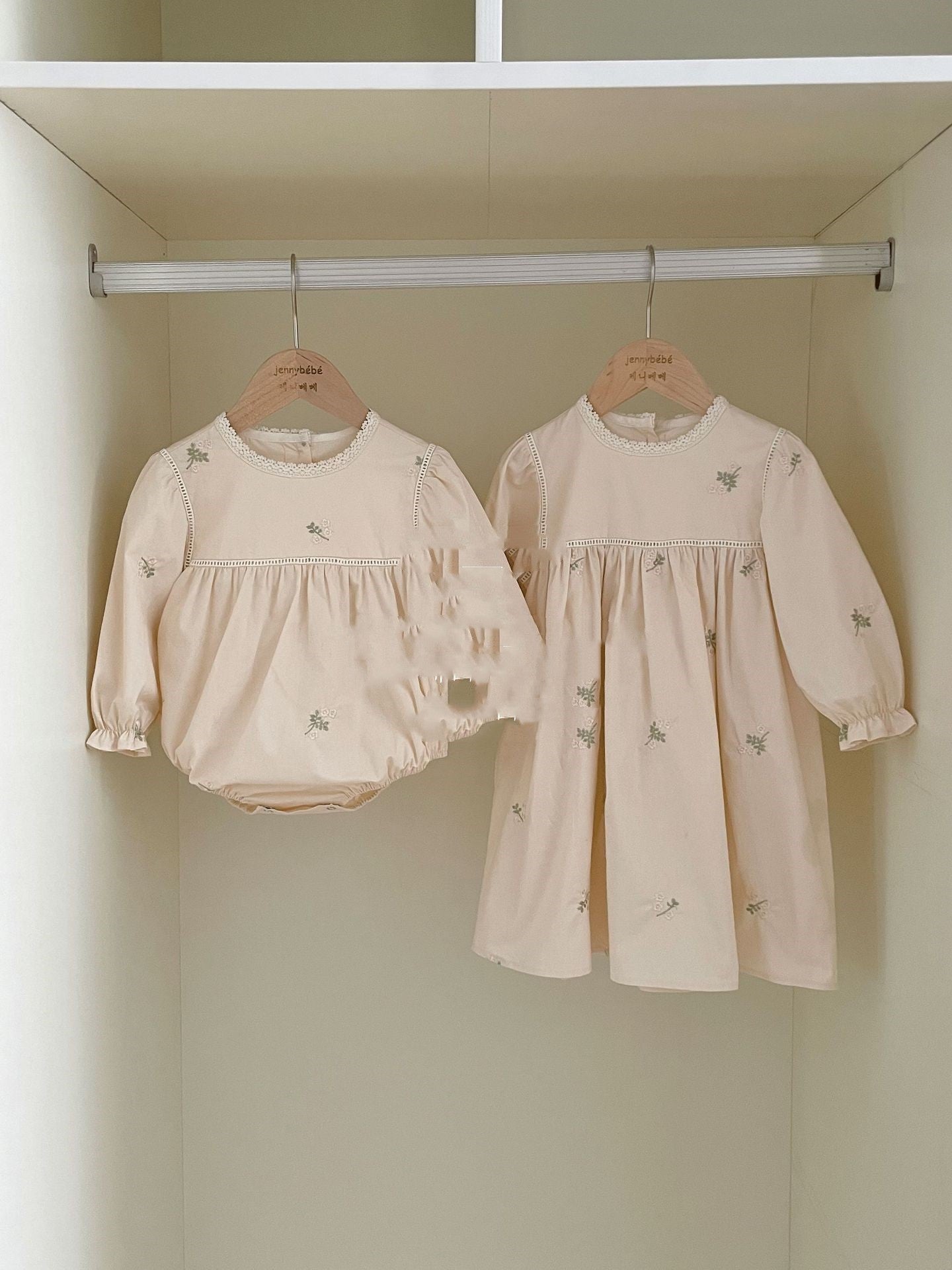 Oluuu. Baby Kletteranzug mit Stickerei – Romper für Mädchen