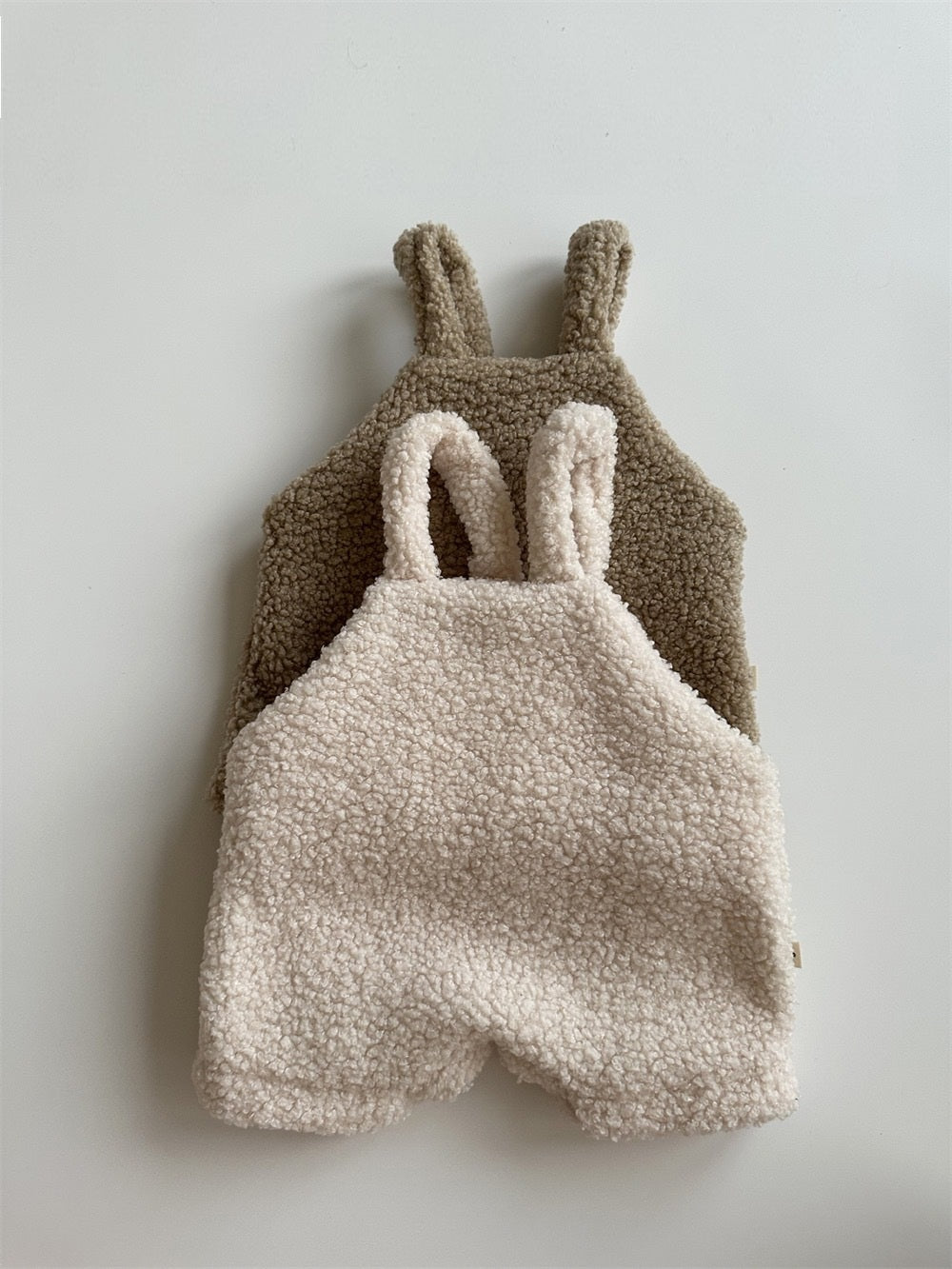 Oluuu. Baby Jungen Overall aus dickem Fleece – Kurzarm Bodysuit