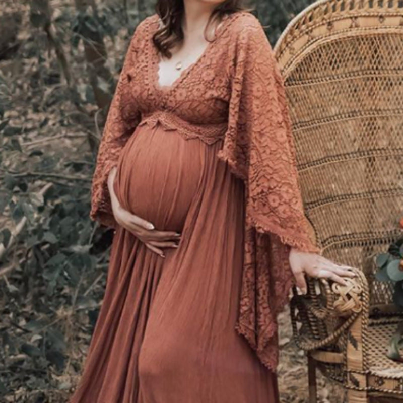 Oluuu. Schwangerschafts-Lace Kleid mit weitem, flauschigem Saum
