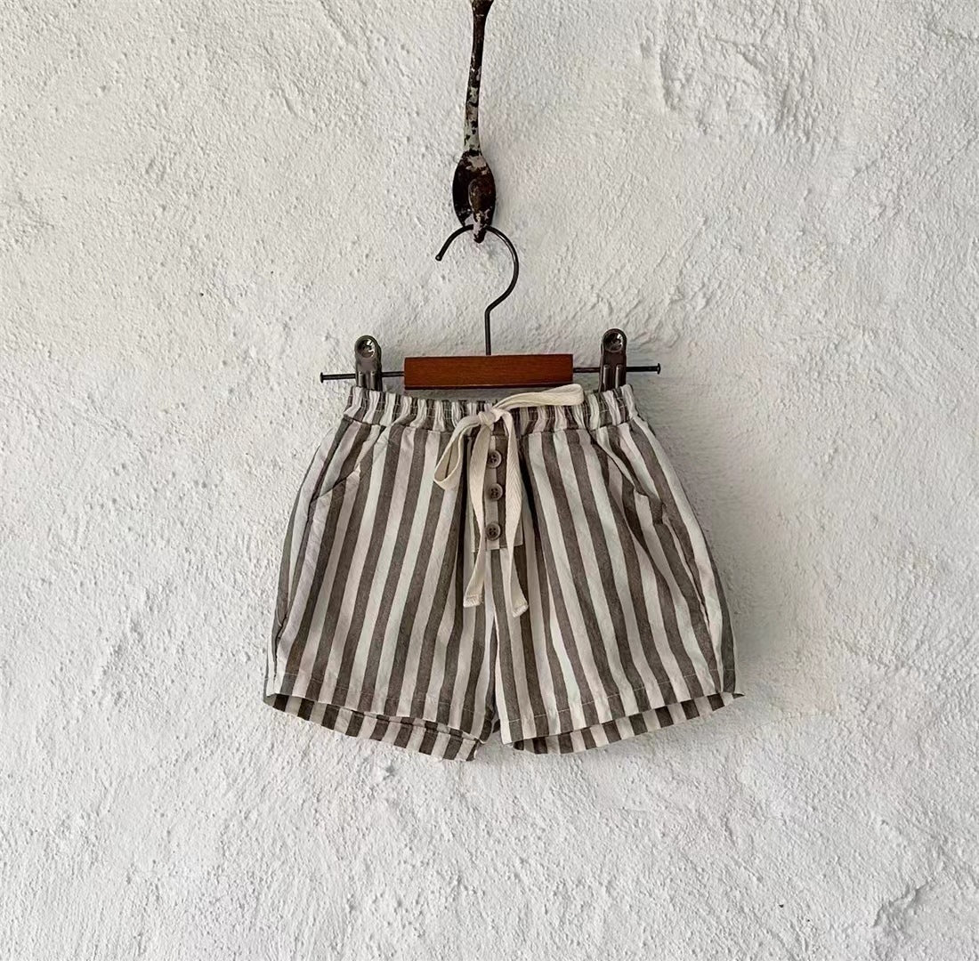 Oluuu. Baby Shorts aus dünnem Baumwollstoff – Karo-Streifen