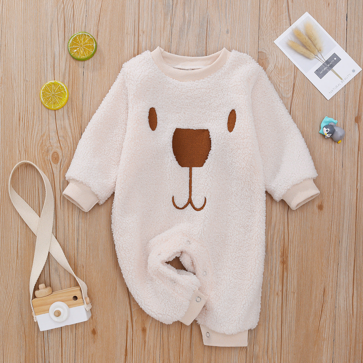 Oluuu. Kuscheliger Zweifarbiger Baby-Strampler mit Bären-Print in Braun und Weiß